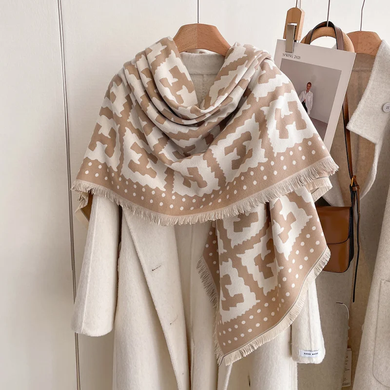 

Европейский и американский стиль: квадратный шарф из искусственного кашемира с буквенным узором, 130x130 см, женский повседневный теплый шарф с бахромой и элементами шали.