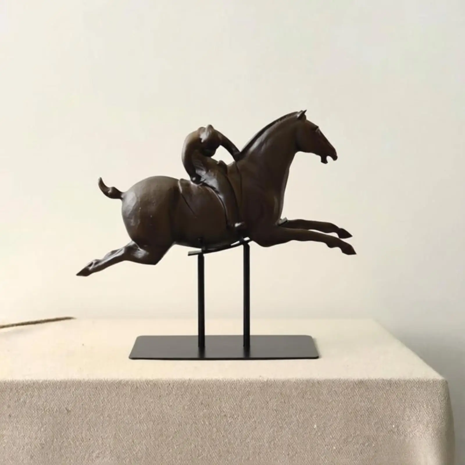 escultura-de-polo-player-en-pose-de-salto-estatua-de-caballo-y-jinete-de-resina