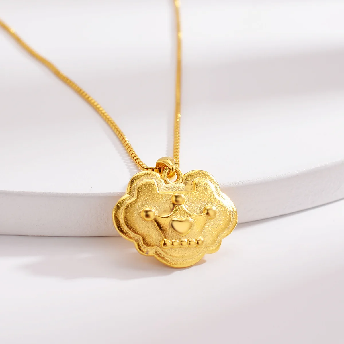 Elegant 24K Gold Sand Crown Longevity Lock Pendant - Non-Fading Necklace for Men and Women, Fashionable and Refined Gift