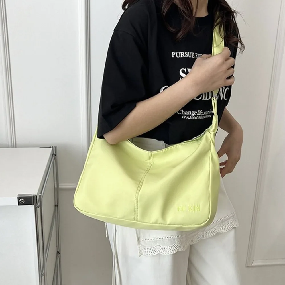 حقيبة كروس كاجوال من القماش ذات سعة كبيرة بلون سادة وسحاب حقيبة كتف خفيفة الوزن للفتيات