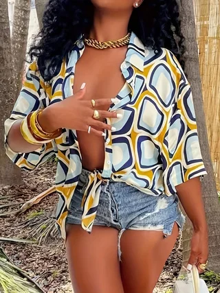 

Кардиган больших размеров с асимметричным принтом по подолу, короткими рукавами и рубашкой-стойкой.