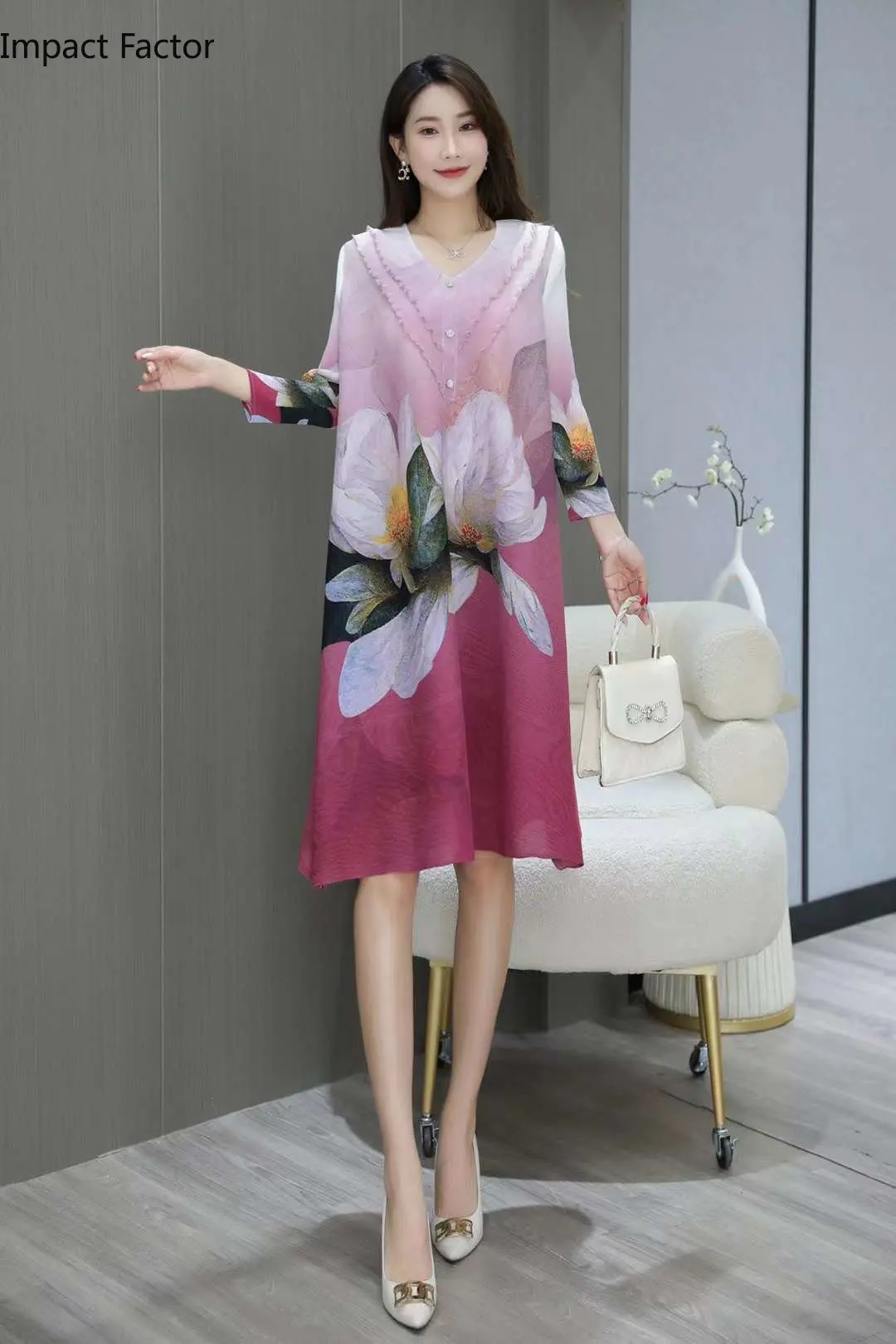 Spring/Summer 2024 New V-neck Print Looks Thin Gradient Foreign Age Reduction Niche Fashion Cropped Sleeve Dress