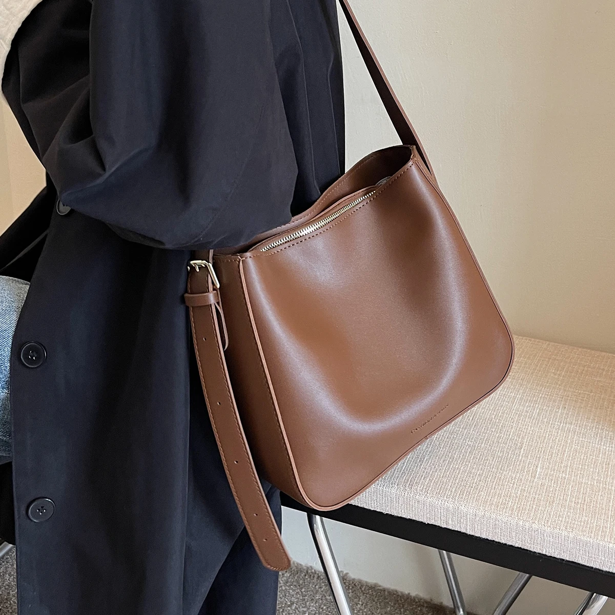 2026 new Pu leather women's bag spring and summer commuter bucket bag women's high-end feel work shoulder messenger bag