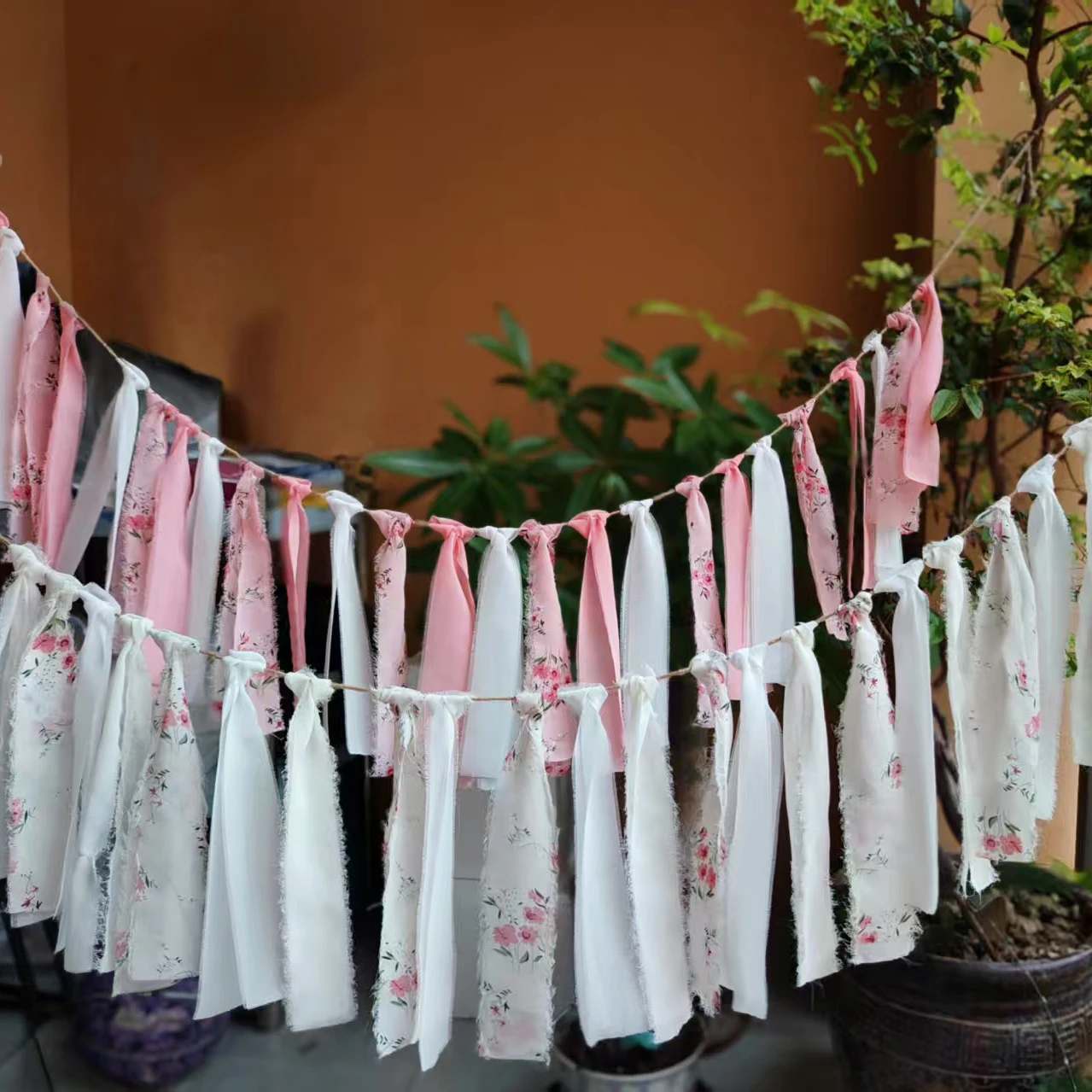 Romantische Landhaus-Blumen-Spitzenkanten-Fahnenkette in Weiß, Rosa, Hellblau für Hochzeit, Weihnachten, Geburtstag, Feiertage und Heimdekoration