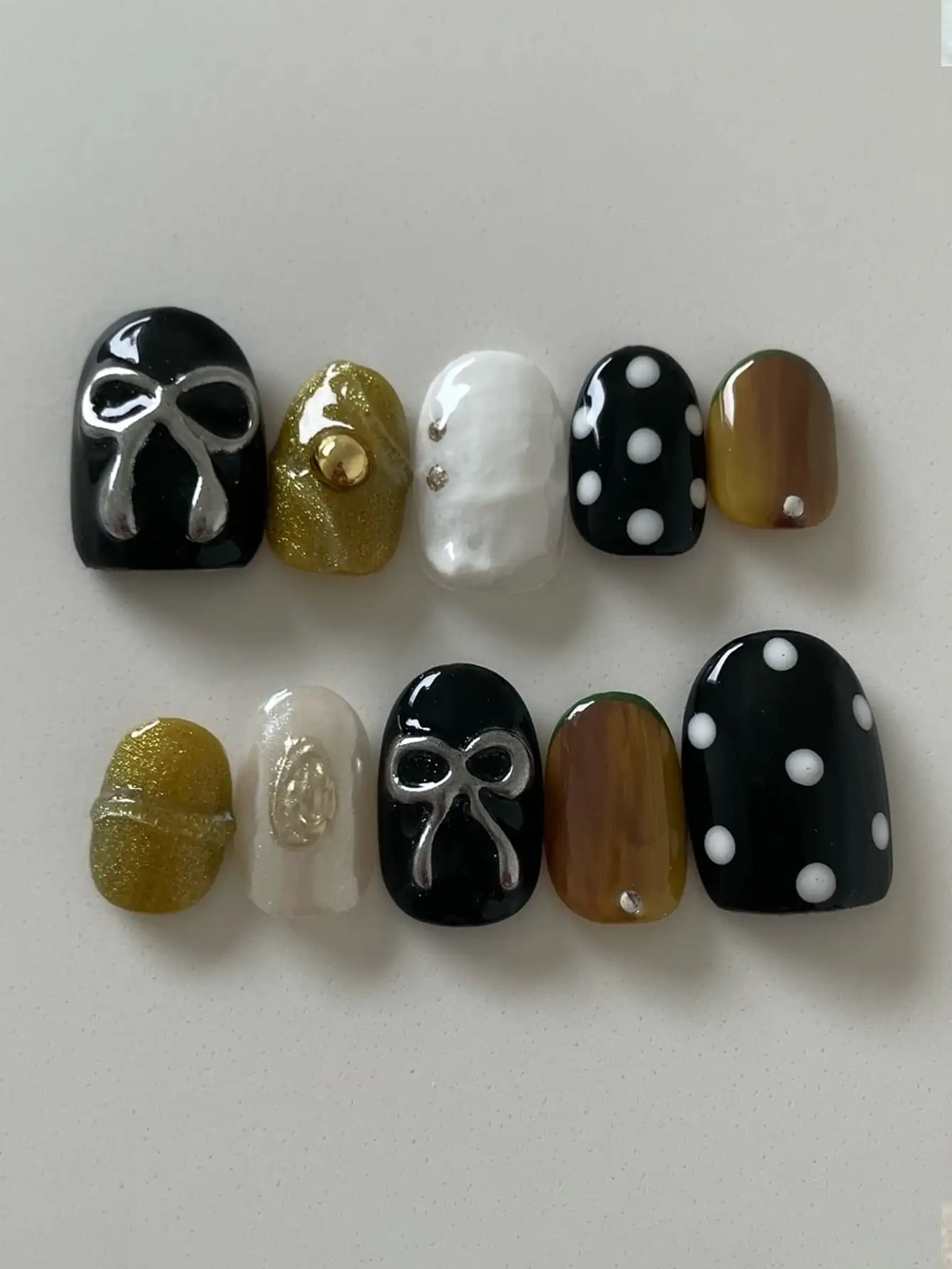 10-Piece Set of Caramel Gold Polka Dot Silver Bow Short Oval Retro Wearable Nails