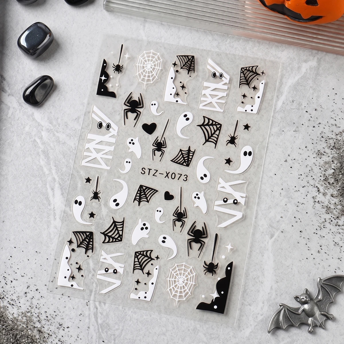 4 Stück schwarz-weiße Geister-Halloween-Nagelaufkleber, niedliche Gothic-Style-Cartoon-Geister, Spinnennetze, Nagelaufkleber, DIY-Maniküre-Dekorationen – Detail 6