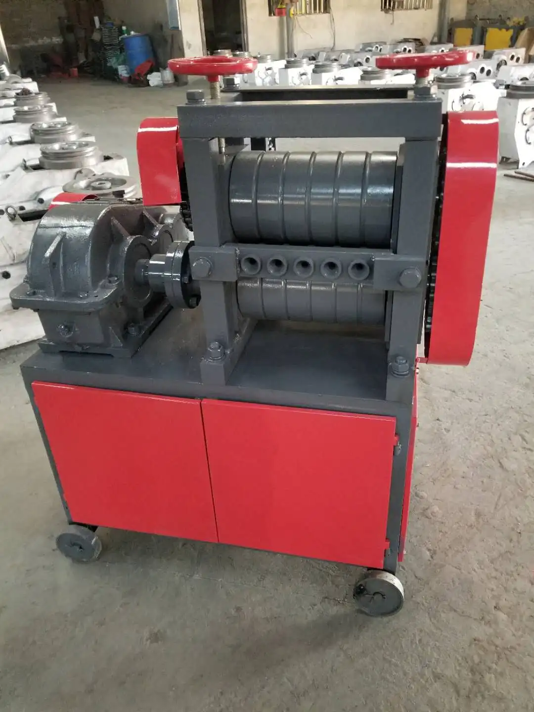 رائجة البيع آلة استقامة القضبان الفولاذية لإعادة تدوير حديد التسليح لفرد حديد التسليح القديم مع تصميم محرك مزدوج عالي الكفاءة