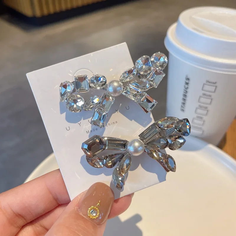 

CrystalPearl Заколка для волос Элегантный бантик Дизайн Сверкающий бриллиант - как элементы Майстерство премиум-класса Гламурный аксессуар для волос ShinyStatement