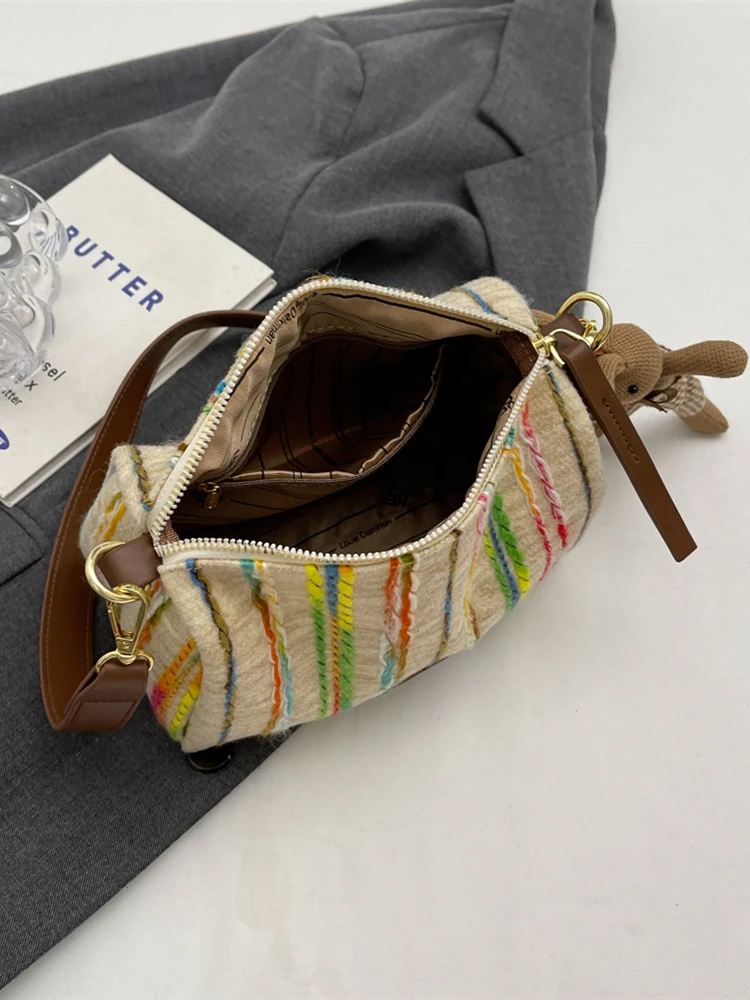 カラフルなストライプ柄ピローバッグ、ファッショナブルなシングルショルダー、小さめバッグ、カジュアルスタイル、ジッパー開閉、柔らかいポリエステル裏地