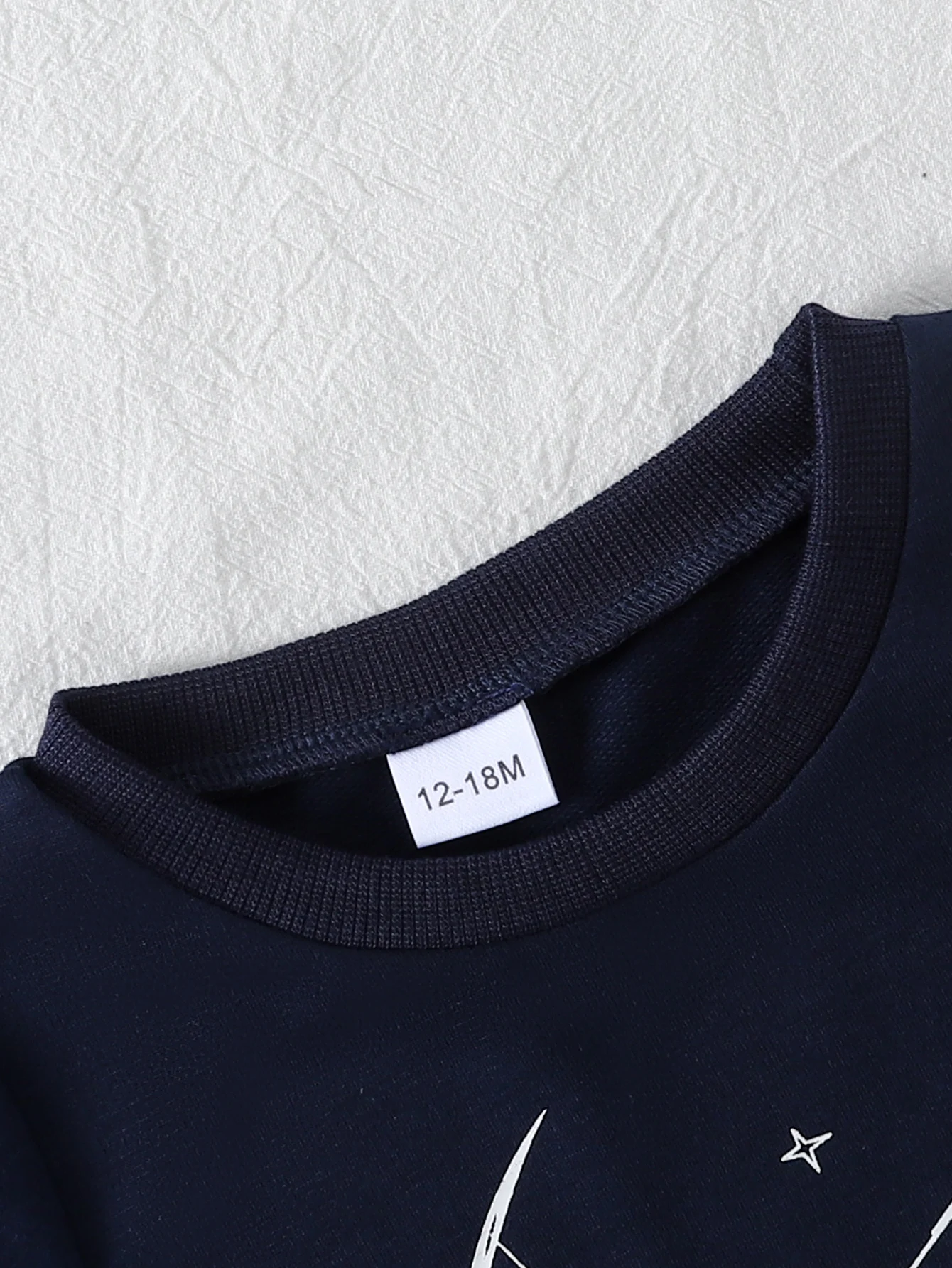 2-teiliges Herbst-/Winter-Outfit für Kleinkinder, bestehend aus einem Sweatshirt mit Rundhalsausschnitt und einem Hosenanzug mit Kordelzug, mit Weltraum- und Planetenmuster, ein süßes und stylisches Kleidungsset. – Detail 3