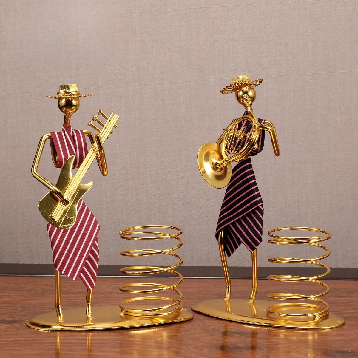 

Golden Creative Musicians Band Pen Holder Vintage Metal Candlestick Handmade Iron Craft Office Desk Art Decoration Ornaments