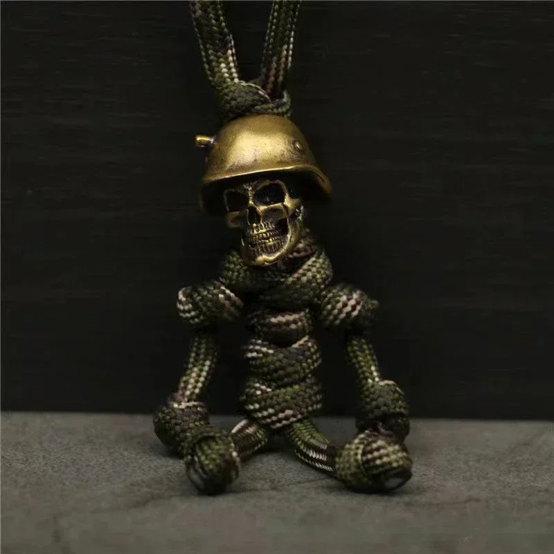 1PC Skull Head portachiavi Car Biker casco ciondolo portachiavi corda intrecciata Paracord Buddy Bag Hanging Backpack Doll Toy