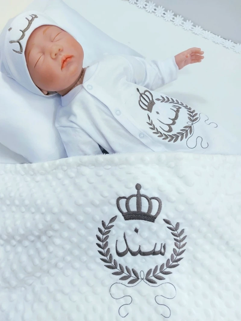 

Dollbling 3pcs Plus Blanket Wings Outfits Any Name Embroidery Sweetwood Gift Set Baby Pajamas Hat Welcome Home Ceremonial dress