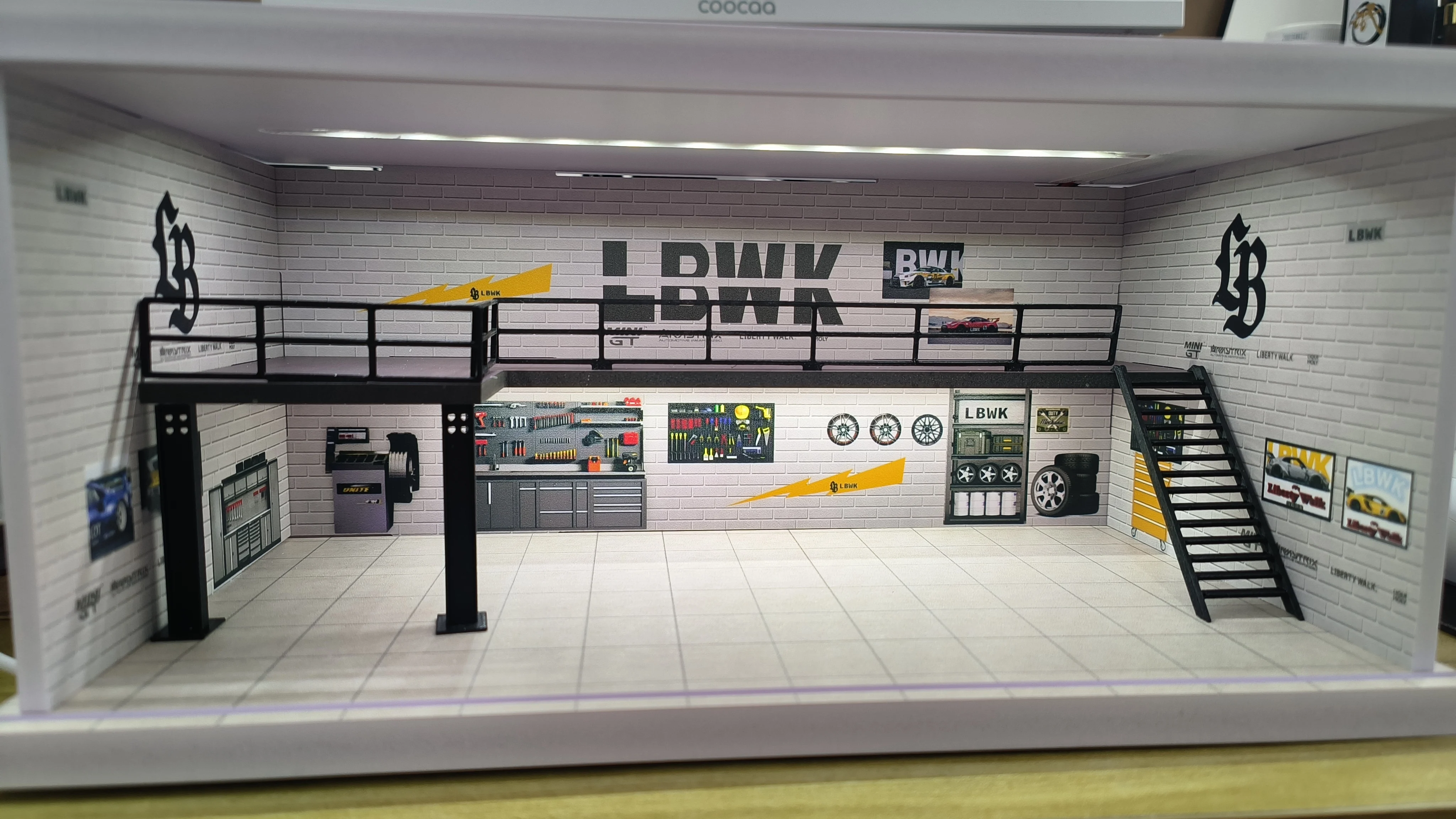 

1:64 Scale Parking Lots Car Garage Diorama Models Set USB LED Lights Display Case & Backdrop Scene for Model Car Collection Box