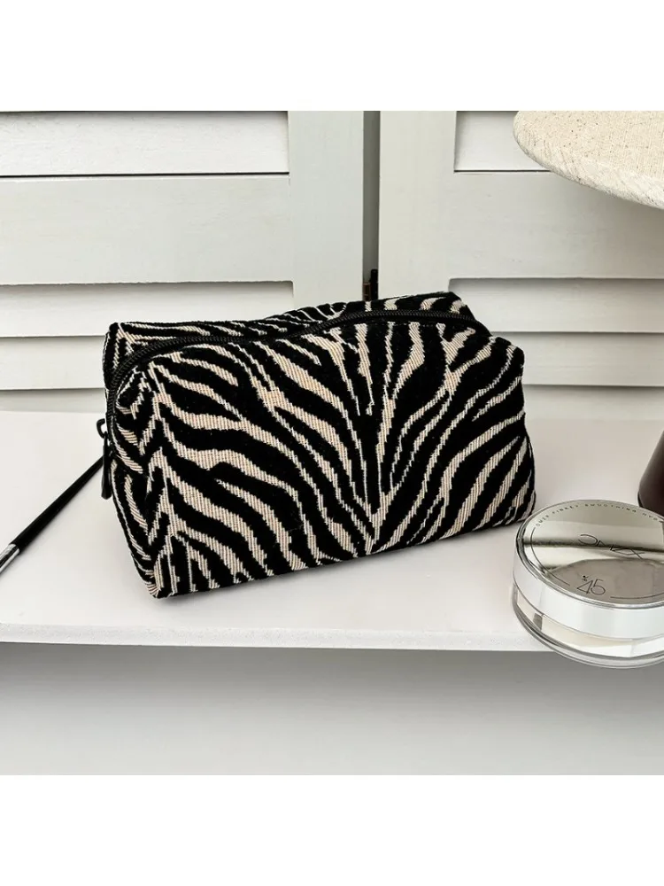 Toastförmige Kosmetiktasche mit Zebramuster aus Chenille, große Kapazität, tragbare Reise-Aufbewahrungstasche, ästhetisch ansprechende Make-up-Tasche