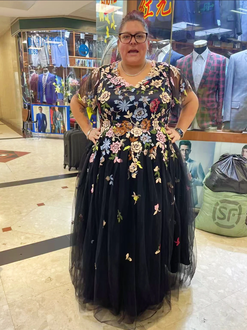 Il negozio di sartoriali personalizza la splendida gonna soffice con scollo a V blu, abito a fiori tridimensionali, abito pesante
