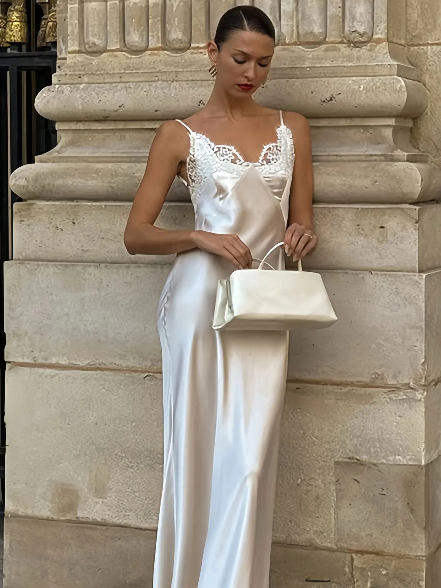 Elegante Abito Lungo in Raso con Scollo a V, Bianco con Inserti in Pizzo, Schiena Scoperta, Senza Maniche, Vestito Aderente da Sera per Donne