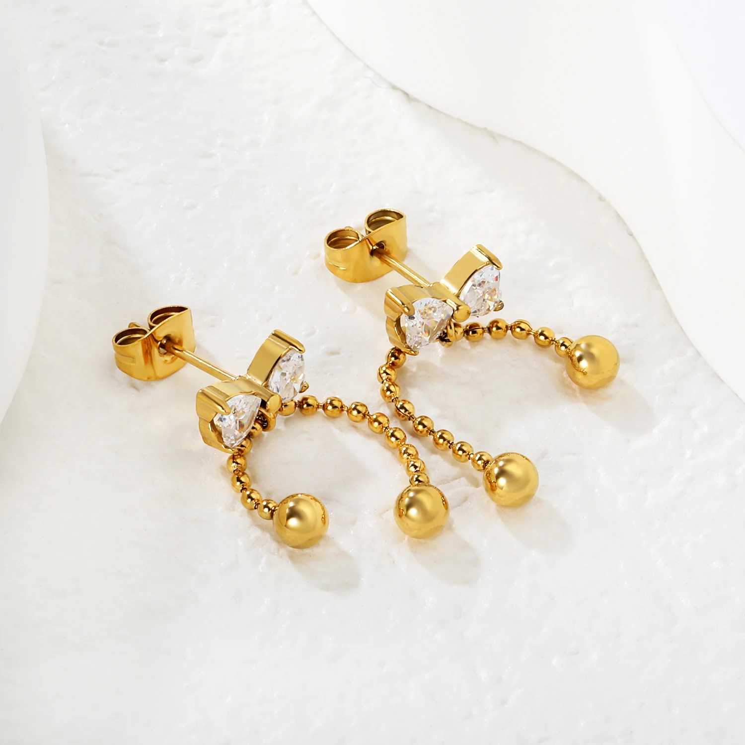 Süße Schleifenohrringe mit weißen Zirkonia und Stahlperlen-Quastenanhängern – Edelstahlschmuck für Mädchen, Strand-Ohrringe, Geschenk