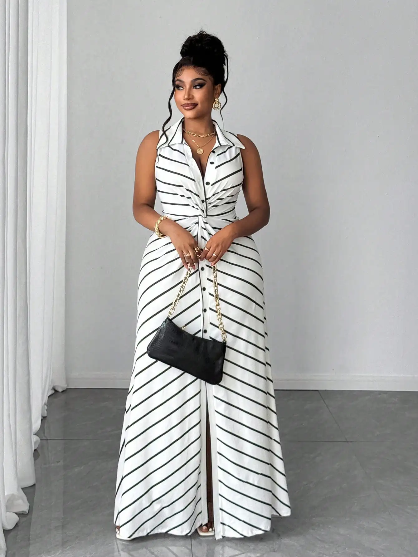 

Элегантное полосатое платье-рубашка без рукавов с перекрученным передом и разрезом