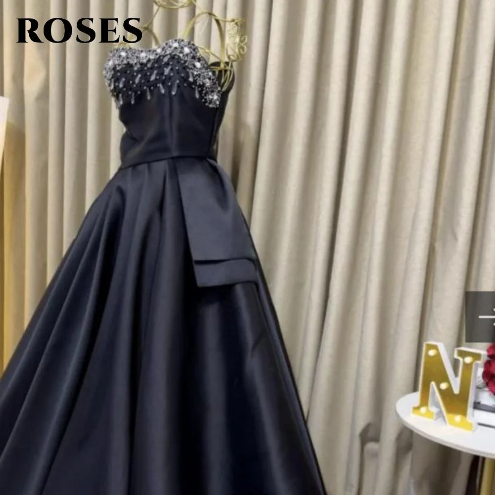 ROSE Abiti da sera neri senza maniche Abito da ballo in raso senza spalline con cristalli glitterati Abiti da festa a pieghe a trapezio personalizzati