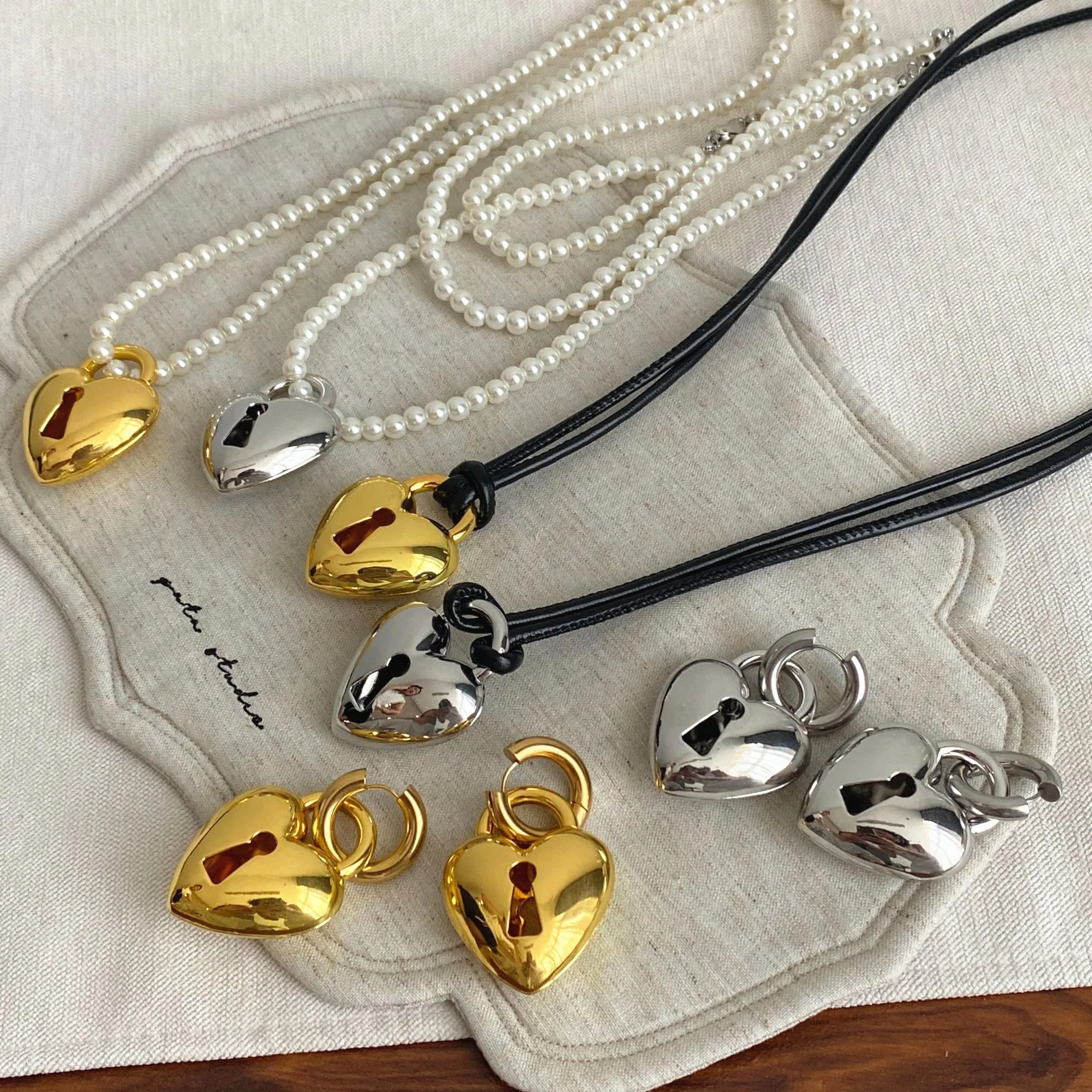 

Exaggerated Metal Hollow Lock Heart-shaped Pendant Necklace for Women Fashion Pearl Long Sweater Chain Accessory Jewelry Sets
