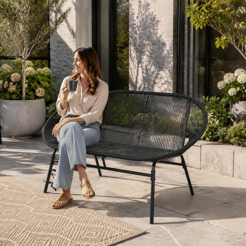 Banquette de jardin 2 places noire en résine tressée 132×72×83 cm, structure en acier antirouille résistant aux intempéries. Accoudoirs incurvés et dossier haut confortable, charge maximale 260 kg, montage simple pour balcon et terrasse.