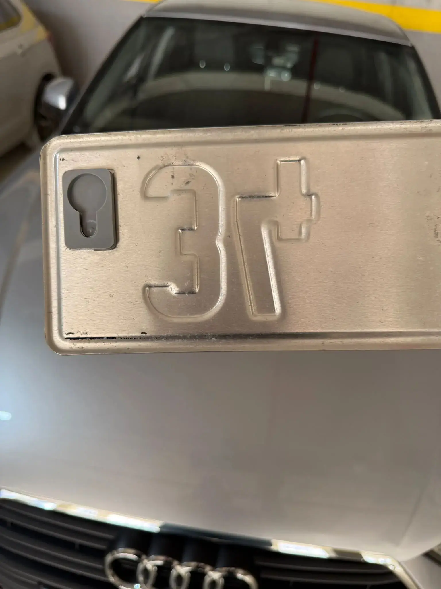 Universelle abnehmbare Kennzeichenhalterung aus Kunststoff, Halterung für Fahrzeugschilder, Auto-Außenaccessoire – Detail 5
