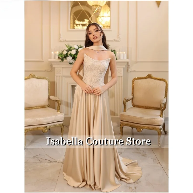 Suknia wieczorowa do ziemi, elegancka, z satyny, zdobiona perłami, z kwadratowym dekoltem i szarfą, szyta na miarę, w stylu capelet, idealna na formalne okazje.