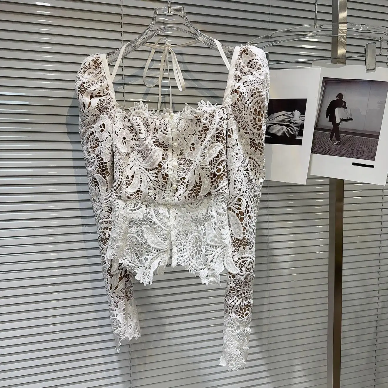 2022 Frühjahr neues Schnür-Neckholder-Haken-Blume-Blasenärmel-Spitzenhemd für kleine Frauen