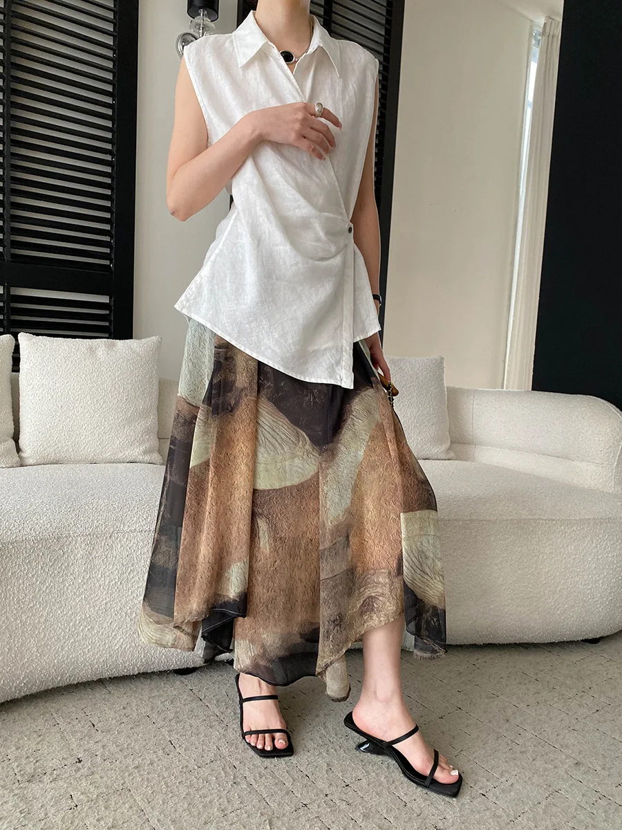 Sommerliches Damen-Freizeithemd in einfarbigem Design mit unregelmäßiger seitlicher Schnalle und umklappbarem Kragen, ärmellos – Detail 9