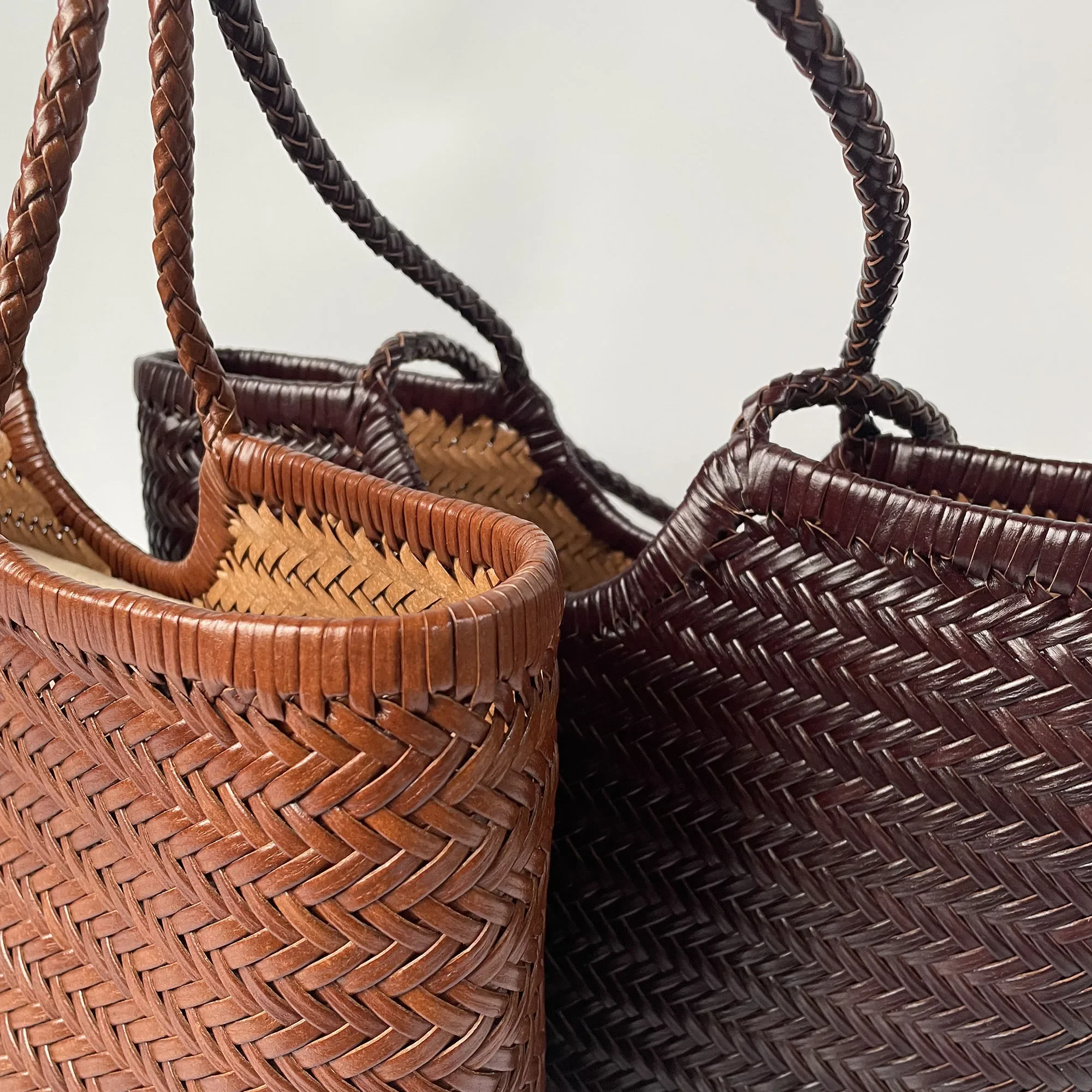 Genuine leather hand-woven vintage tote bag 2025 new classic design cowhide shoulder bag women's spring summer French bucket bag