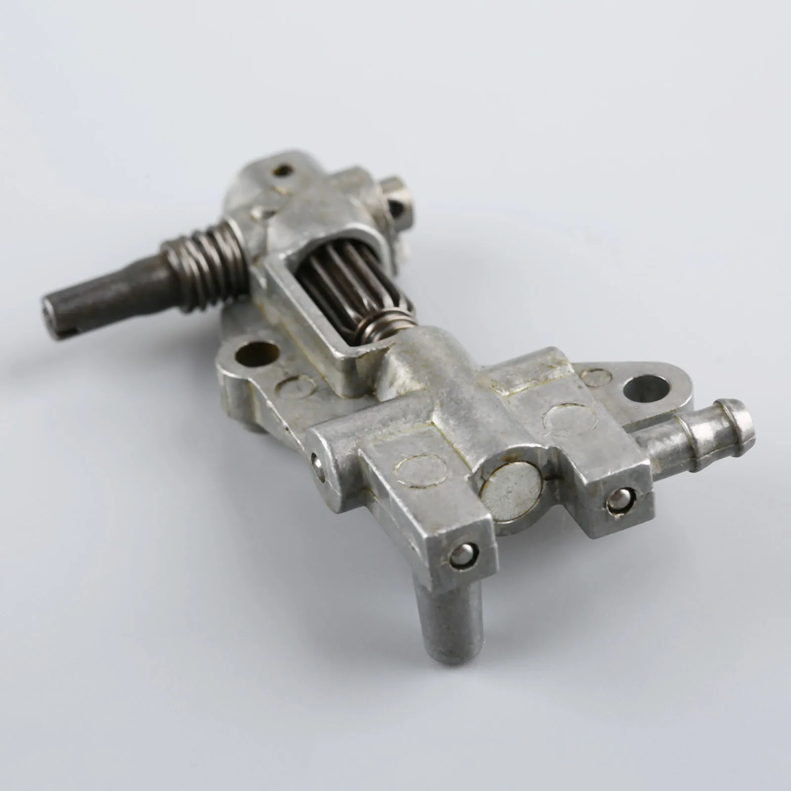 1 Set Chainsaw Drive Oil Pump with Gear Worm Kit for 4500 5200 5800 45CC 52CC 58CC Chinese-Chainsaw Replacement Garden Tool Part