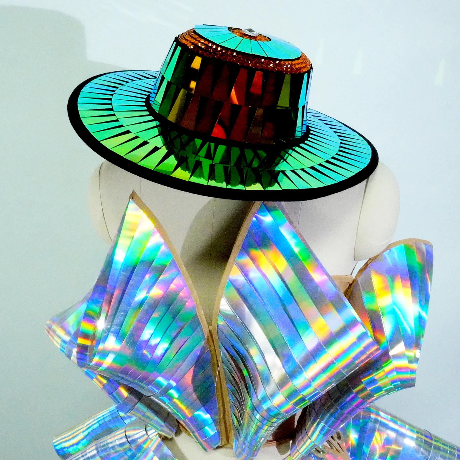 

Костюмы из двух предметов, шляпы, мини-платье с кристаллами, танцевальный клуб, сценическое представление, празднование фестиваля, королева драгов, дискотека, одежда для танцев на пилоне