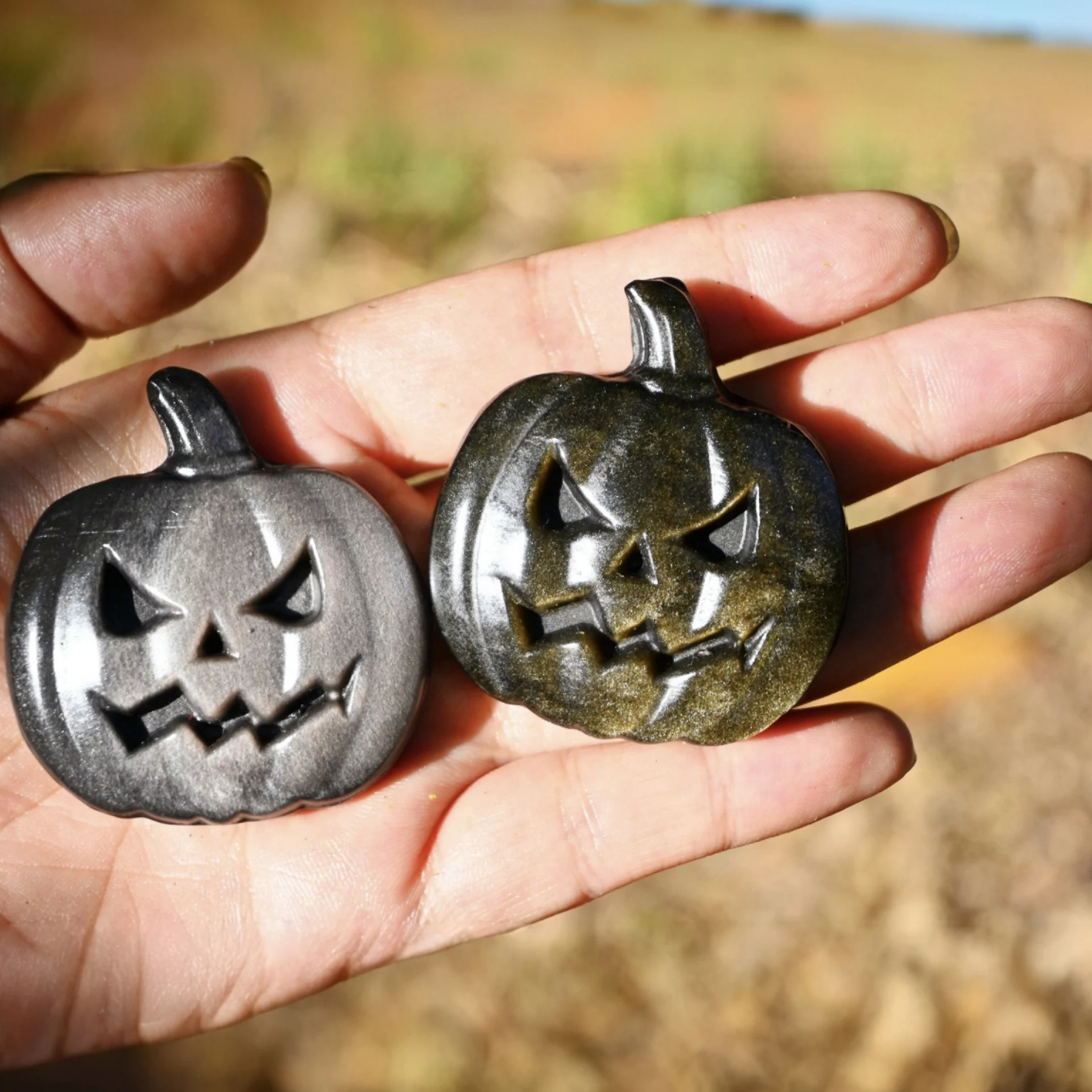 

1pc Hand-carved Silvery/Golden Obsidian Pumpkin Sculpture, Crystal Demon Carving for Home Decor - Ideal for Holiday Gifts