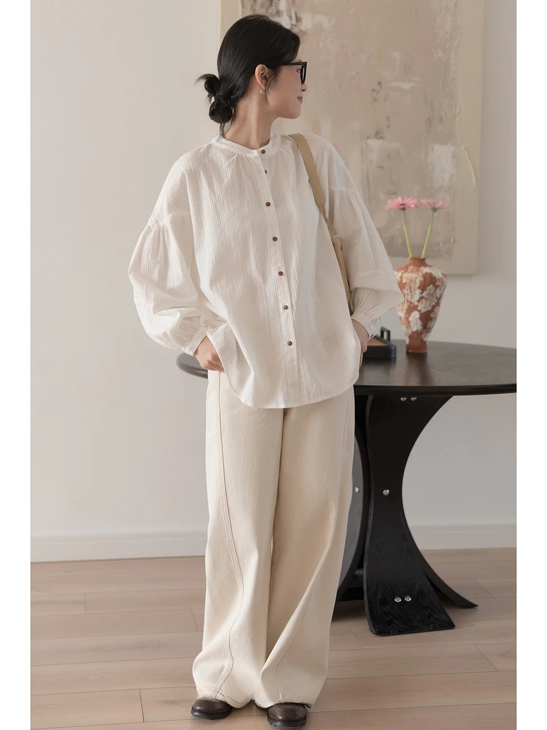 

Женский свободный топ из чистого хлопка с круглым вырезом и рукавами-фонариками, с текстурной вышивкой, белый, весна 2025, для комфортного повседневного образа