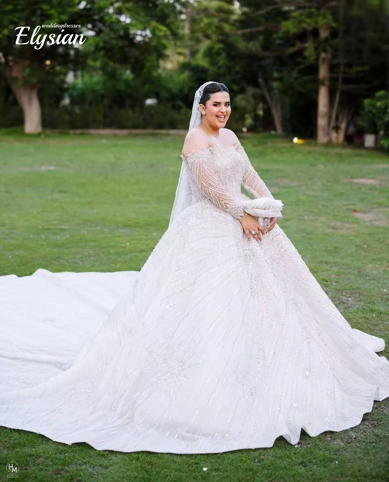 

Потрясающее свадебное платье трапециевидной формы с длинными рукавами и длинным шлейфом на заказ с открытыми плечами и бисером для невест