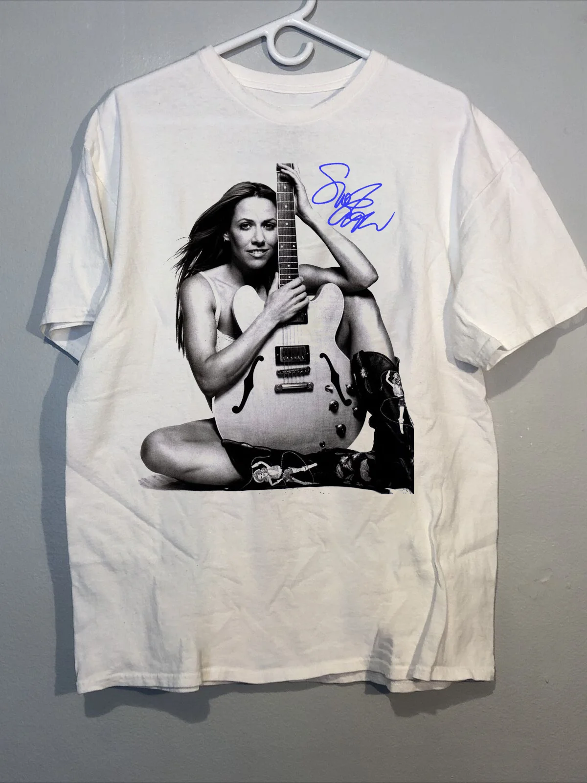 Sheryl Crow And her guitar Signature Short Sleeve Unisex T-Shirt All Size