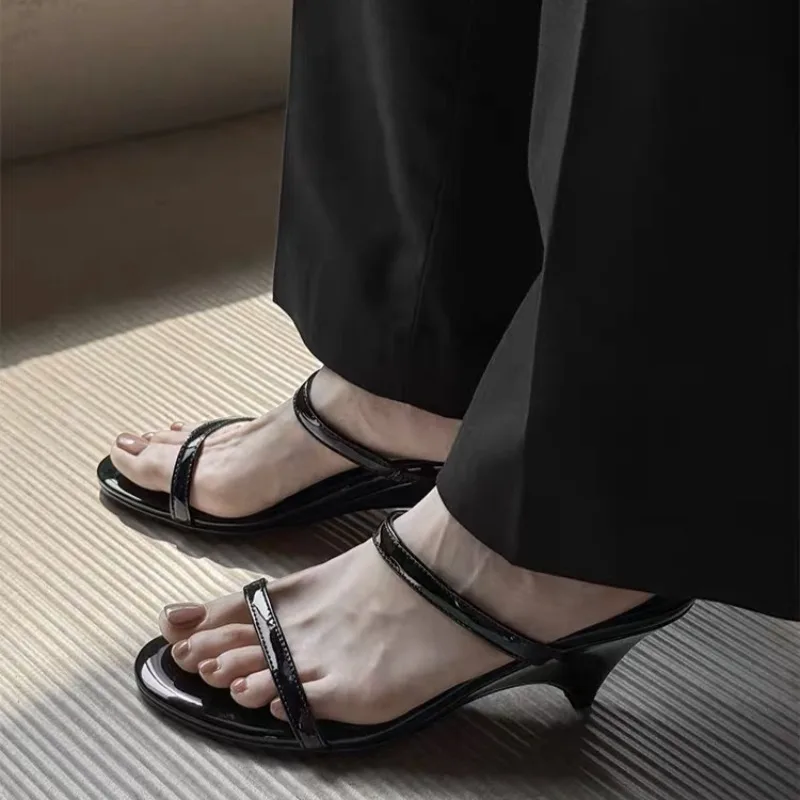 Extremely Simple Style 2026 Summer New Versatile French Niche Wedge Heel Straight Strap Sandals
