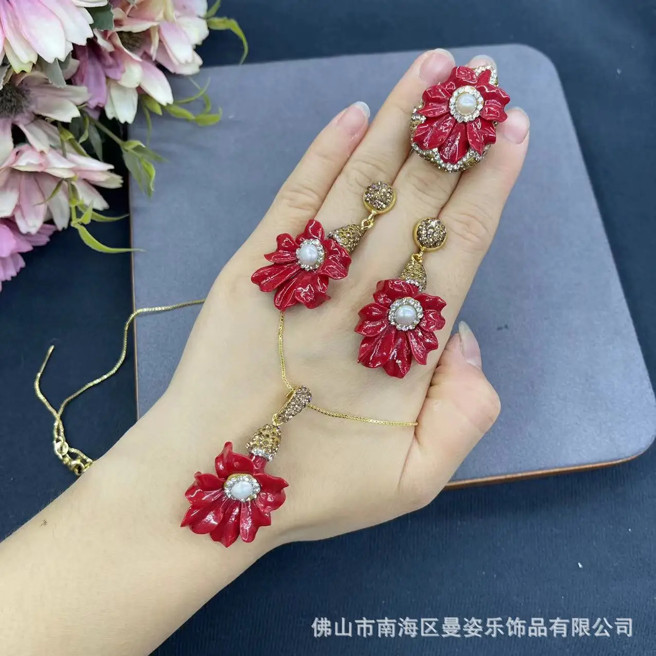 

DIY accessories New shell pink pressed safflower inlaid pearl three-piece set Douyin hot search niche medieval jewelry factory d