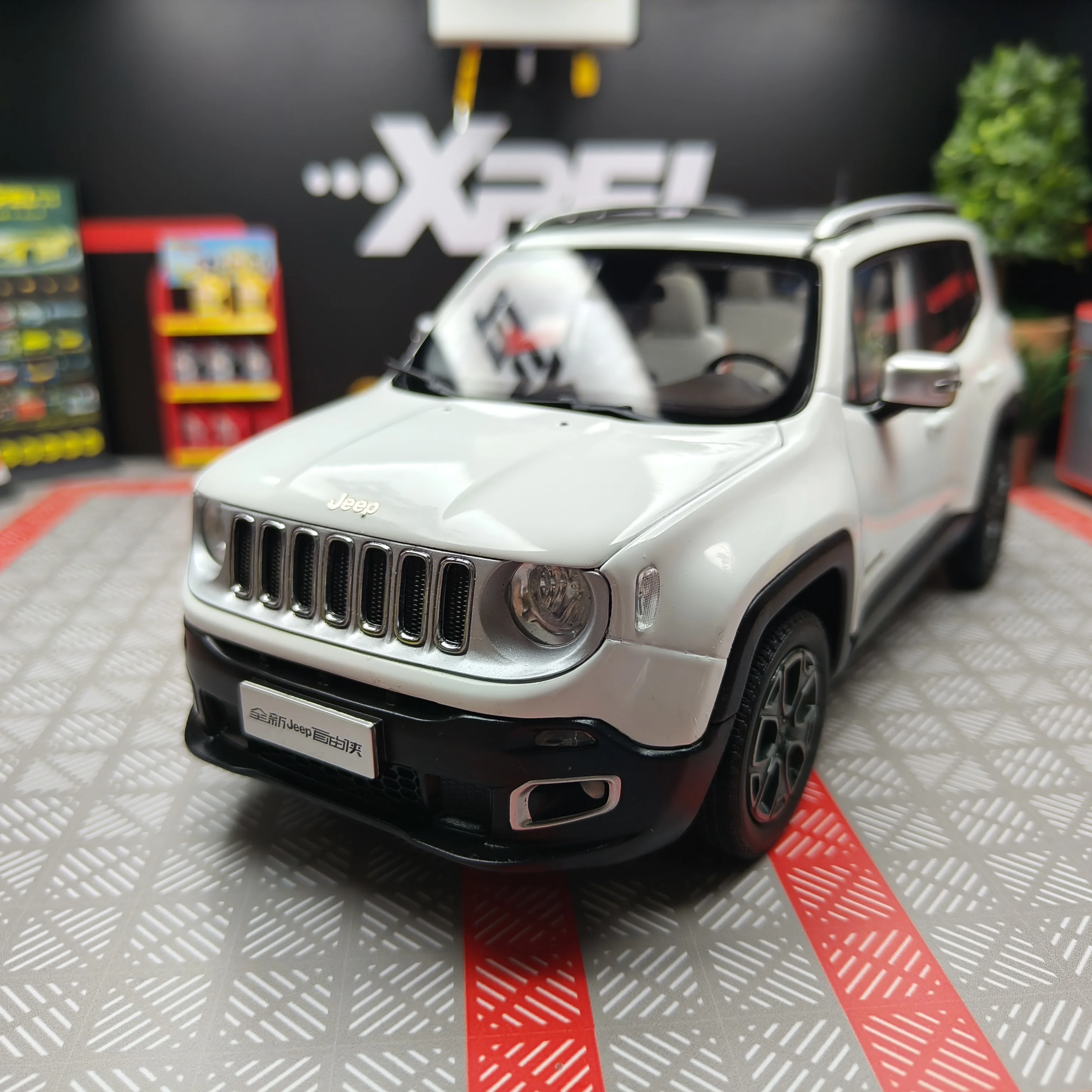 1:18 Renegade SUV Alta Simulação Carro Diecast Modelo de Liga de Metal Carro infantil brinquedos coleção presentes