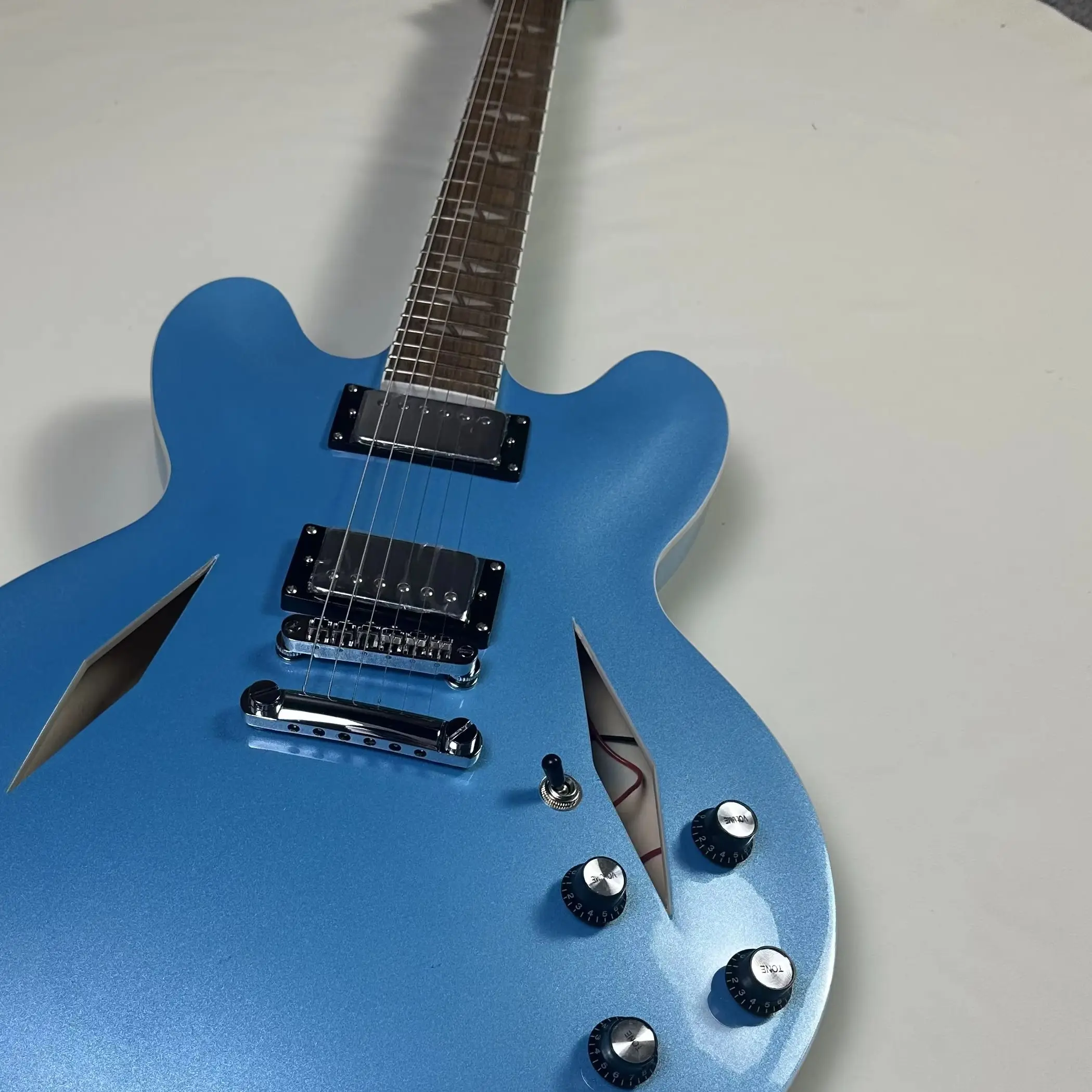 

Бесплатная доставка металлическая синяя электрогитара с полым корпусом