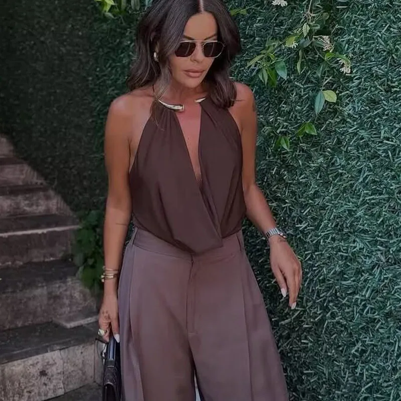 ملابس نسائية صيفية علوية مع ظهر مفتوح مثير مع رسن مطوي مجوهرات وقلادة بنية على طراز الشارع بدون أشرطة