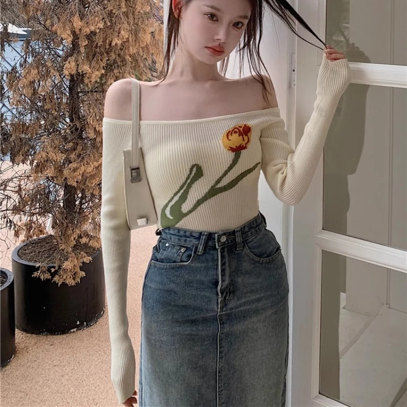 Atasan rajut pendek seksi musim gugur untuk wanita sweter ramping motif bunga antik jumper bahu terbuka lengan panjang seksi manis