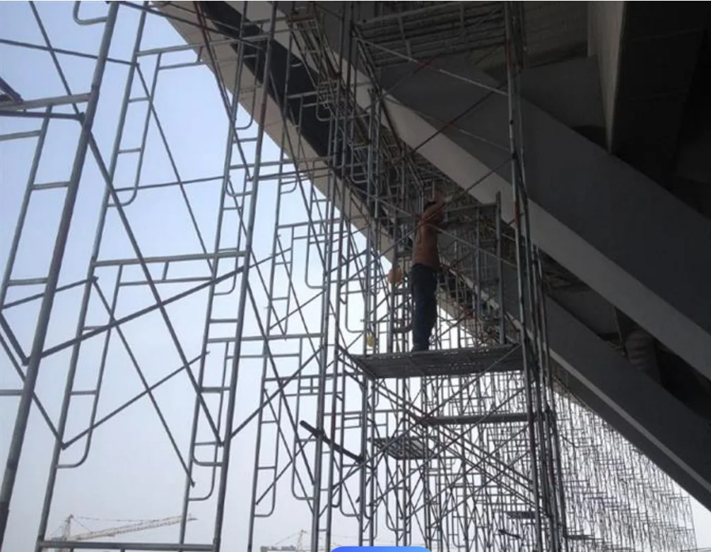 安価な携帯用移動式足場フレーム構造車輪付き亜鉛メッキ伸縮式装飾折りたたみ式はしご足場