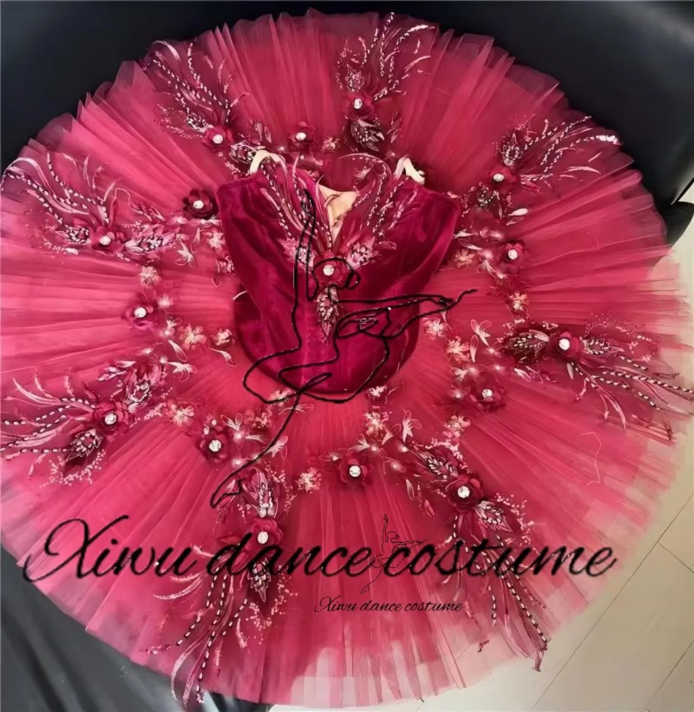 Tutú de Ballet Rojo Fucsia de Lujo con Bordado de Cristales y Detalles de Perlas