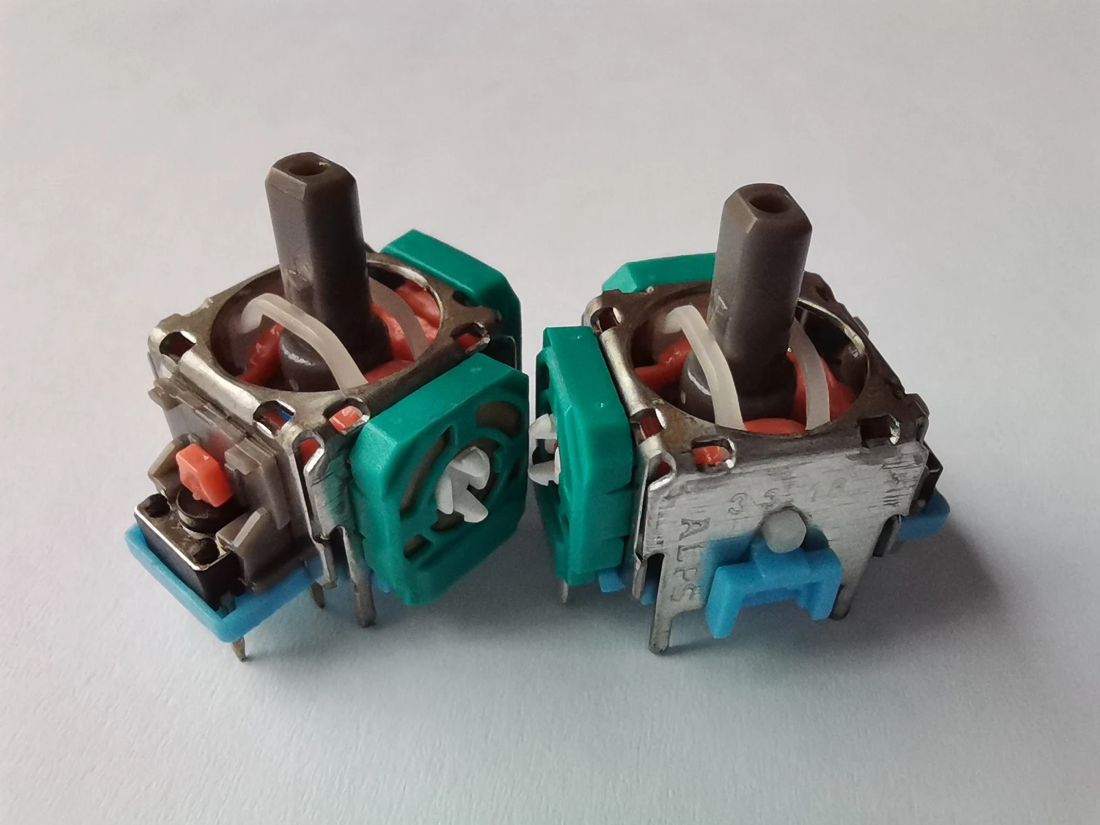 100 Stück OEM NEUE ALPS 3D Analog-Joysticks Daumensticks für Sony Playstation 4 PS4 Controller Ersatzteile zur Reparatur – Detail 2