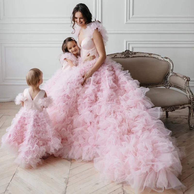 

Luxury Pink Tulle Mother And Daughter Dresses For Photo Shoot Family Look Long Train Puffy Mom And Kid Matching Dressing Gowns