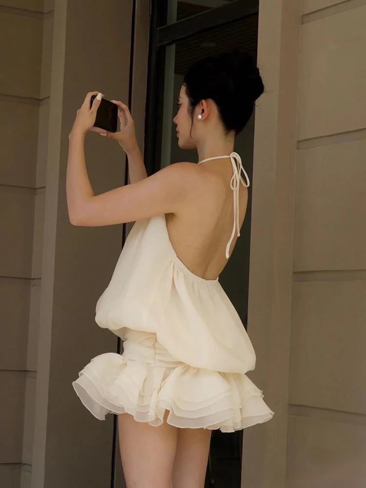 ファッションパールホルター背中の開いたドレス春の女性のノースリーブスリムプリーツドレス夏のハイウエストソリッドネックマウントミニドレス