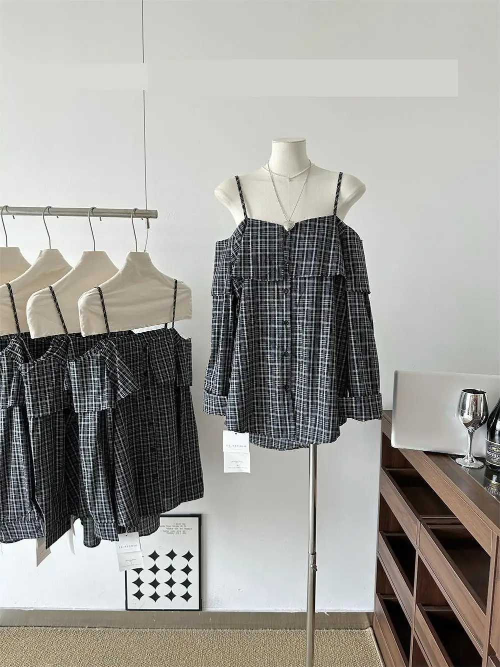 

Женская летняя осенняя свободная клетчатая рубашка с длинными рукавами и открытыми плечами, женская однобортная рубашка с вырезом на шее и бретельками, топ