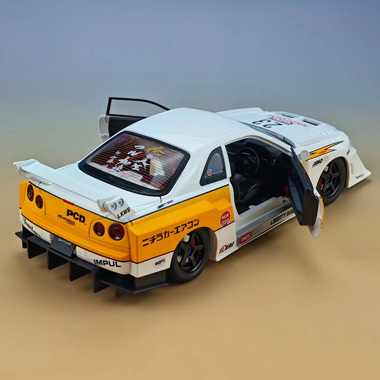 Wit, voorgebouwd gegoten voertuigmodel op schaal 1:24, legeringsauto, meerdere openingen, geschikt voor cadeau of display.